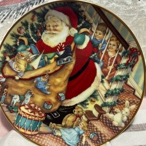 Princess House Festive Santa Plate with Red and Gold Accents